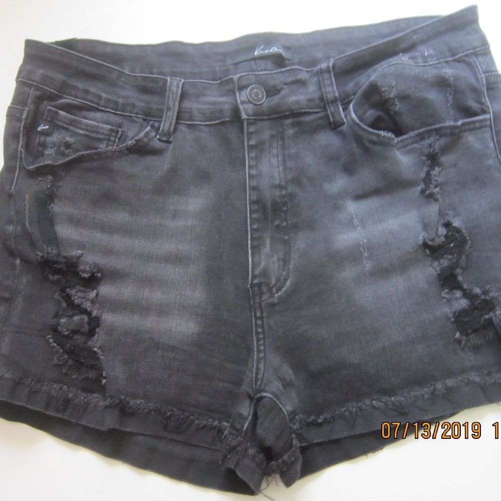 BLACK DISTRESSED DENIM SHORTS SIZE 15/31
